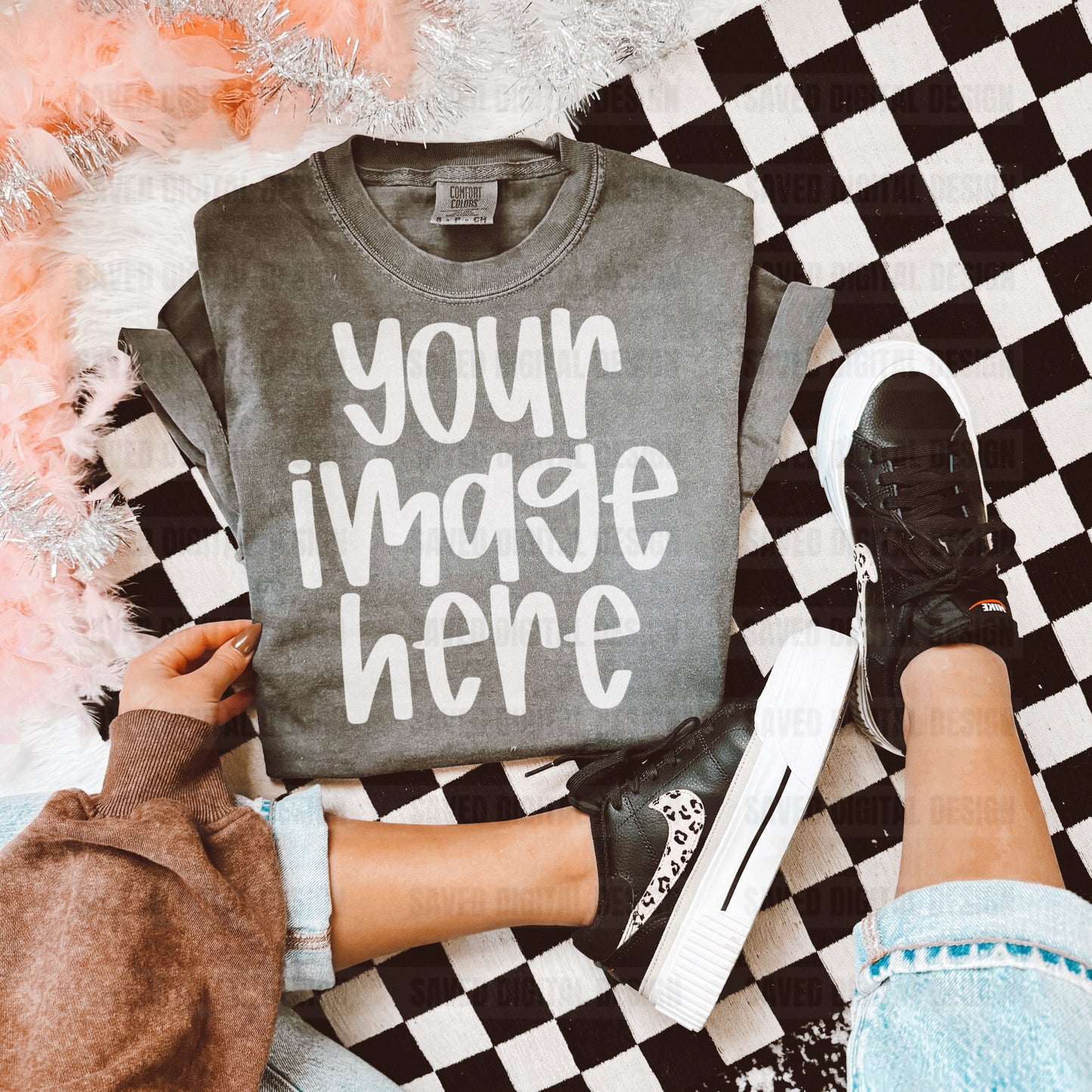 PEPPER COMFORT COLOR T-SHIRT FLAT LAY MOCK CHECKERED RUG