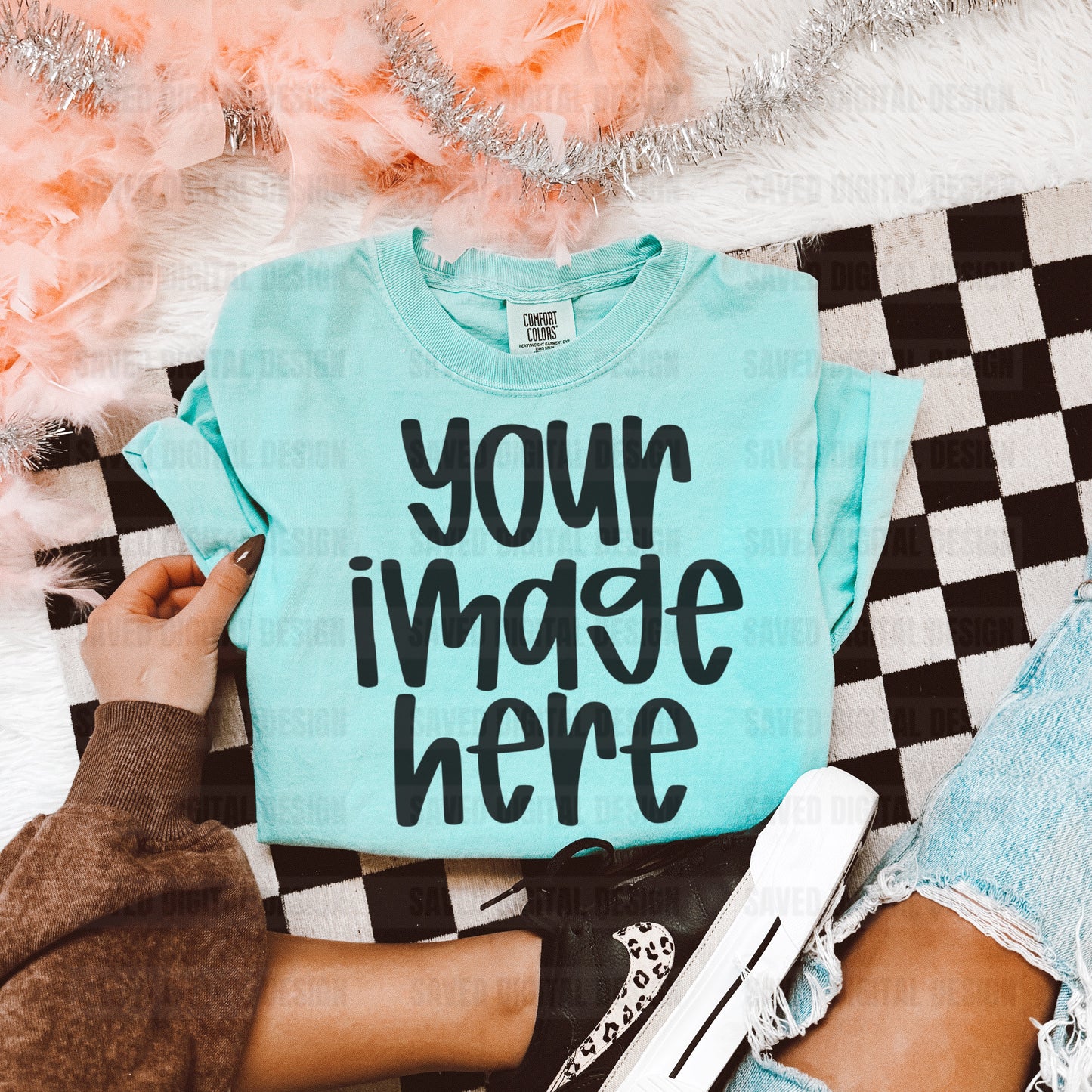 CHALKY MINT COMFORT COLOR T-SHIRT FLAT LAY MOCK CHECKERED RUG