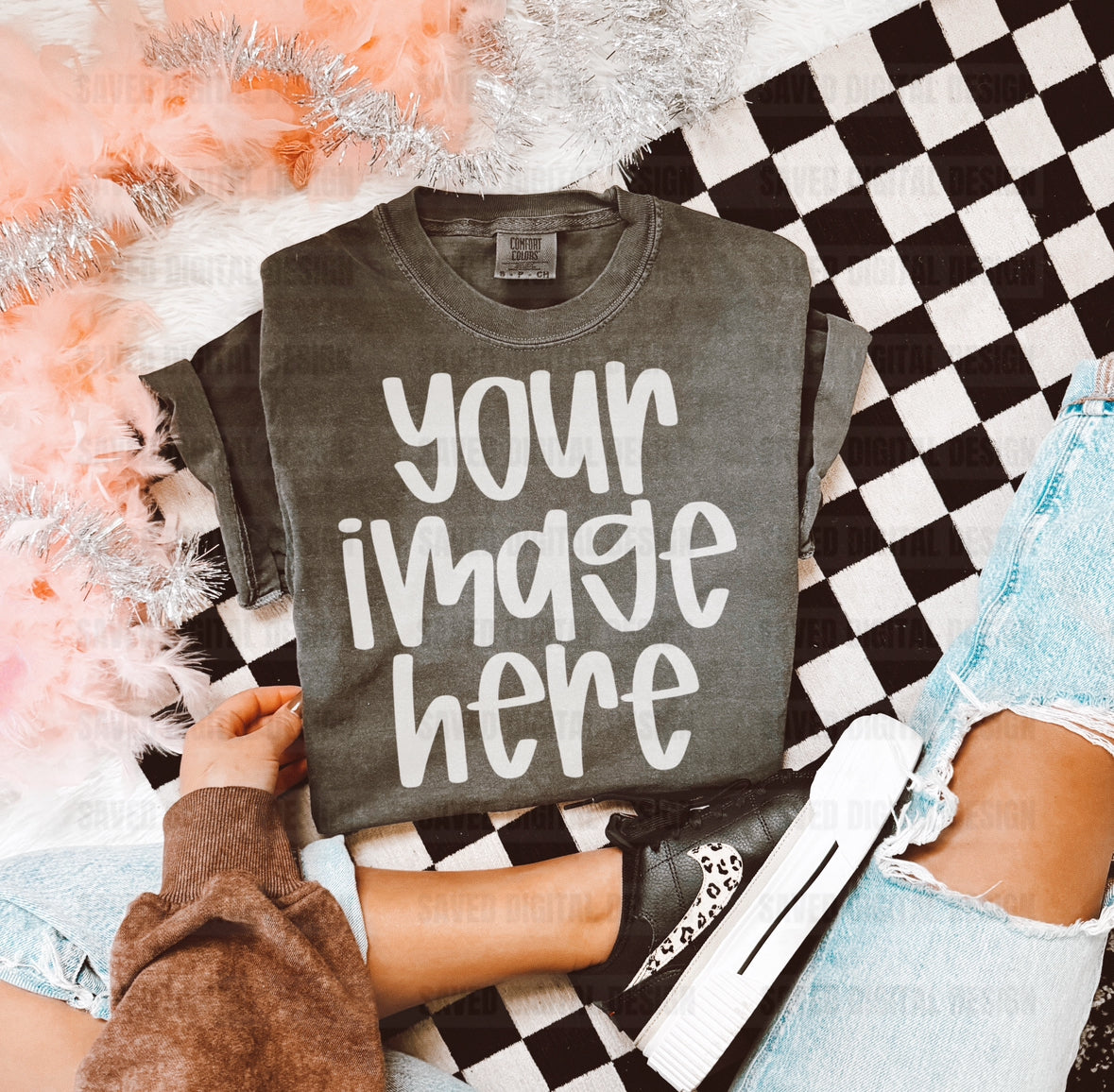 PEPPER COMFORT COLOR T-SHIRT FLAT LAY MOCK CHECKERED RUG